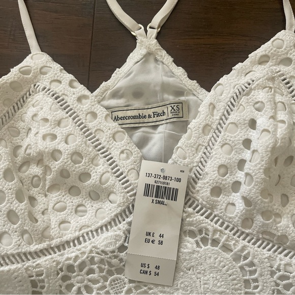 NWT Abercrombie & Fitch Crochet Lace Cropped Tank Top In Size XS - Picture 2 of 6